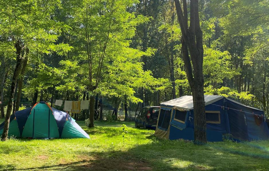 camping l'amitié au bord de l'eau Trébas-Tarn-emplacement tente et caravane-nature-sous les arbres