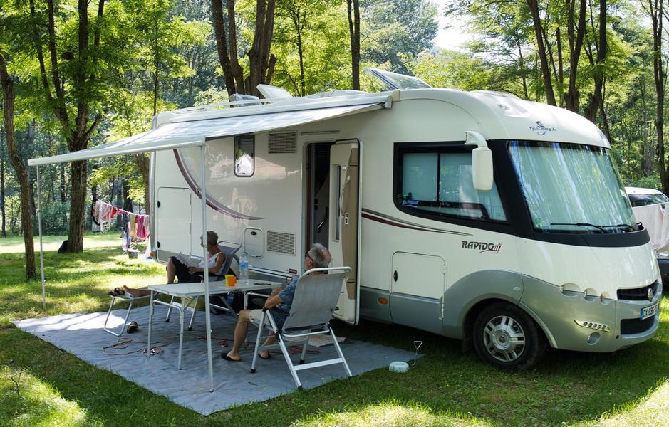 camping l'amitié au bord de l'eau Trébas-Tarn-accueil van-camping car-nature-sous les arbres-repos