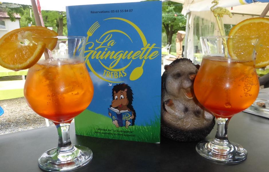 camping l'amitié Trébas-Tarn-restaurant la Guinguette au bord de l'eau Trébas-snack terrasse bar glacier cocktails musique été ambiance karaoké