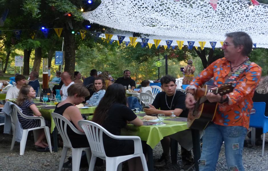 camping l'amitié Trébas#Tarn#restaurant la Guinguette au bord de l'eau-terrasse-ambiance-soirée#musique#été#juillet#août