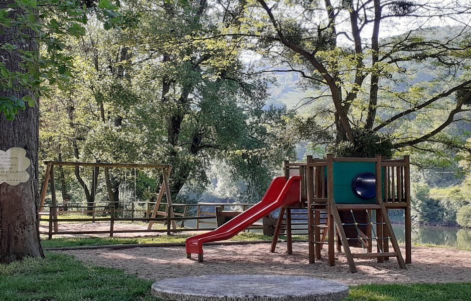 camping l'amitié au bord de l'eau Trébas-Tarn-aire de jeux enfants-famille-plage de Trébas-vacances -pique nique-glacier snack la Guinguette de Trébas
