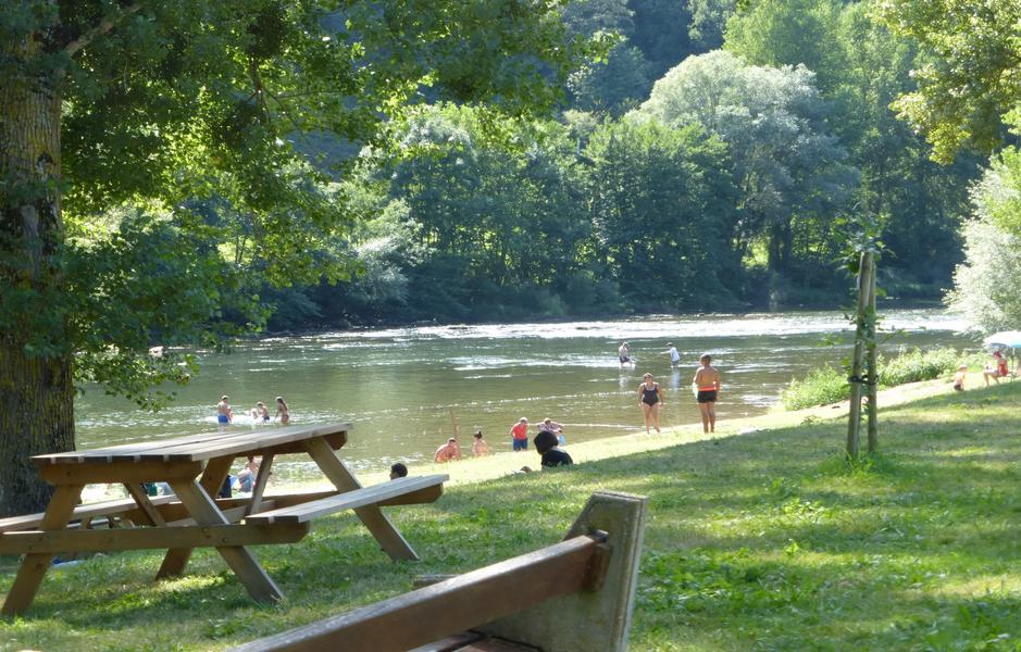 camping l'amitié au bord de l'eau Trébas Tarn-snack-parc jeux gonflables l'oasis Trébas Tarn-vacances-plage Trébas-famille-enfants pavillon bleu-baignade-eau vive-sport rivière-pêche-pique nique-barbecue