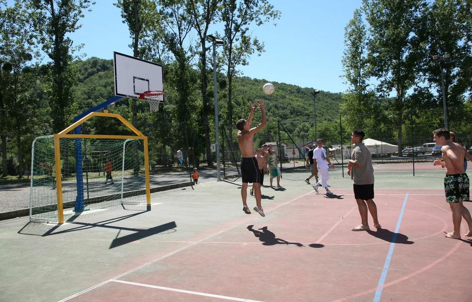 camping l'amitié au bord de l'eau Trébas Tarn-pétanque au village-concours pétanque devant Restaurant La Guinguette de Trébas-base loisirs terrain multi sports-snack glacier bar
