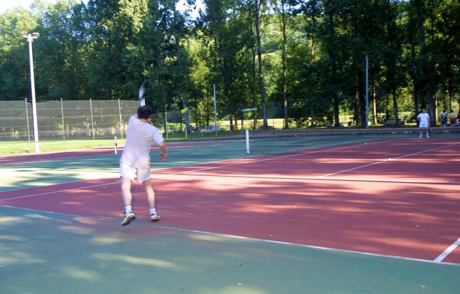 camping l'amitié au bord de l'eau Trébas-Tarn-tennis-terrain de tennis-base de loisirs-aire jeux d'enfants-parc enfants-nature-jeux gonflables l'Oasis de Trébas