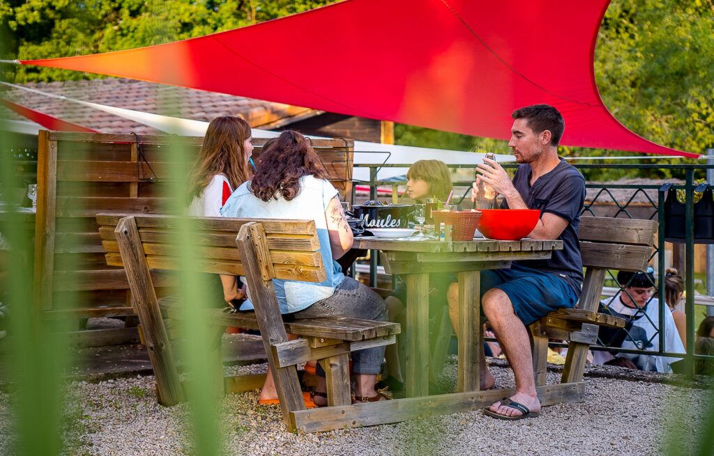 Camping Domaine du Chêne Vert_Castelnau-de-Montmiral terrasse restaurant