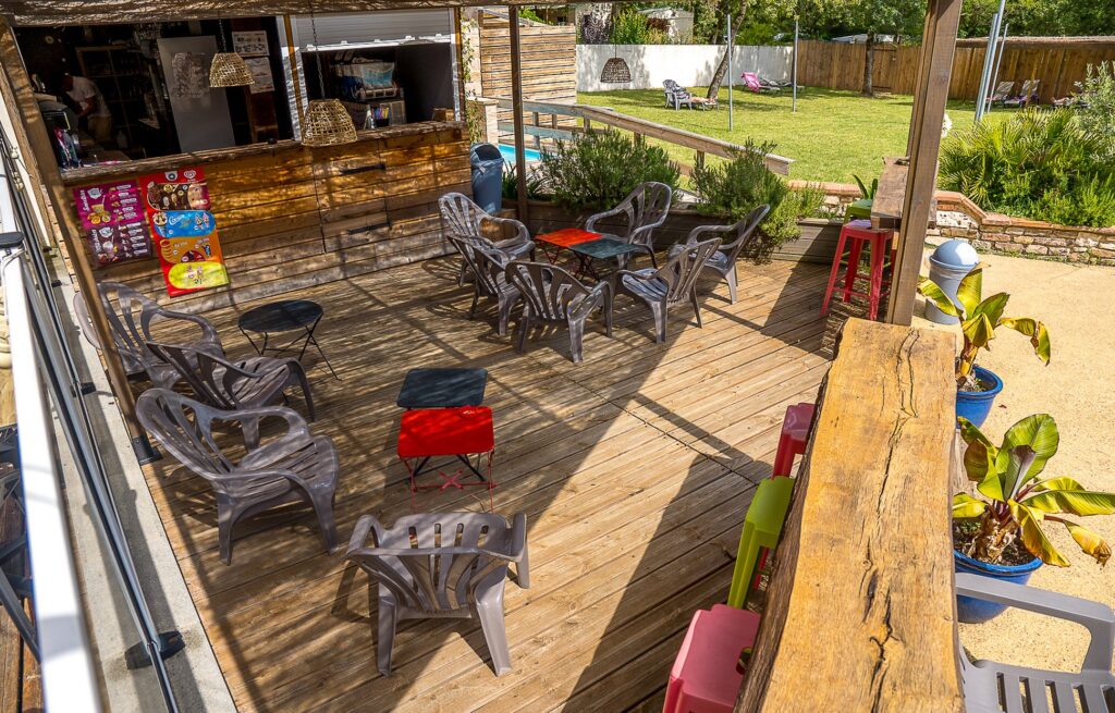 Camping Domaine du Chêne Vert_Castelnau-de-Montmiral terrasse ombragée