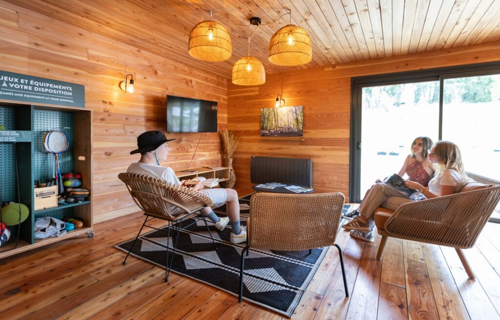 Huttopia Pays de Cordes sur Ciel_Vindrac-Alayrac coin TV