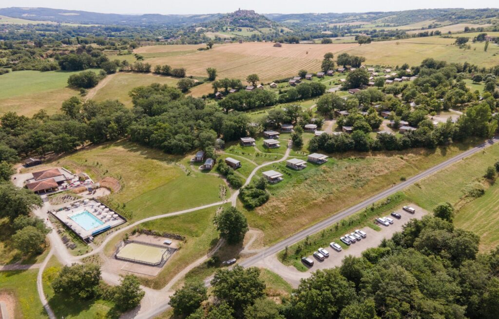 Huttopia Pays de Cordes sur Ciel_Vindrac-Alayrac vue camping et vue Cordes sur Ciel