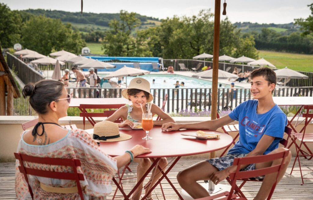 Huttopia Pays de Cordes sur Ciel_Vindrac-Alayrac terrasse bar