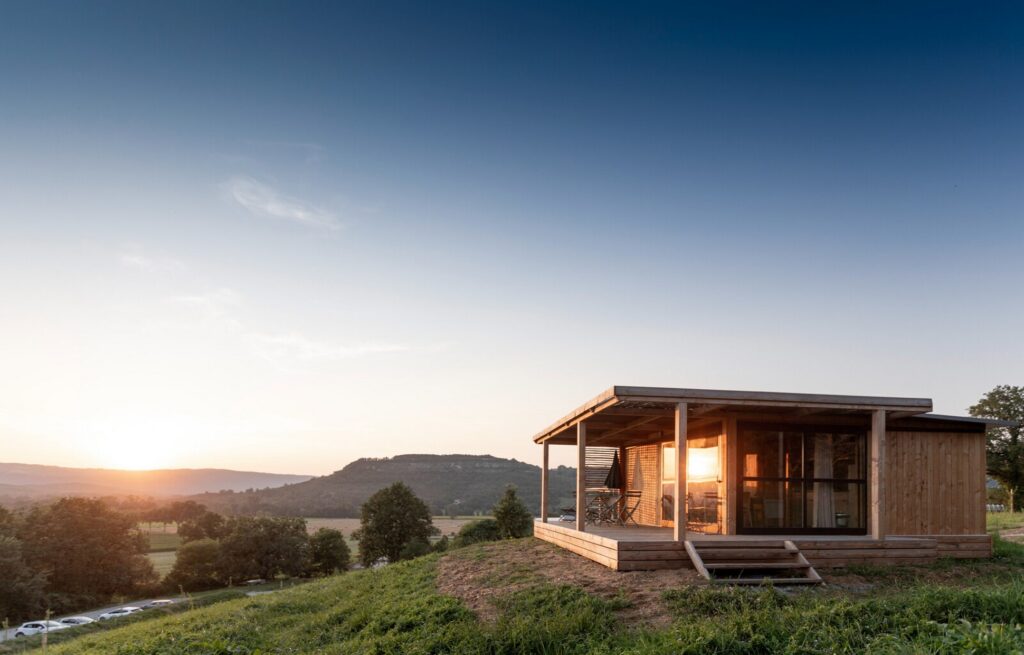 Huttopia Pays de Cordes sur Ciel_Vindrac-Alayrac coucher de soleil sur chalet bois