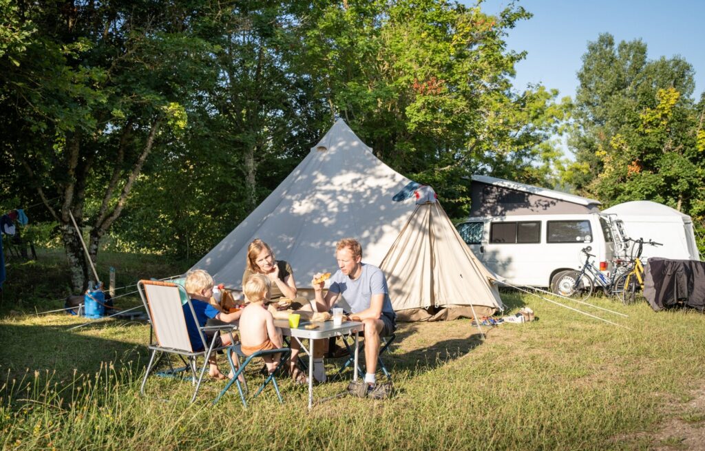 Huttopia Pays de Cordes sur Ciel_Vindrac-Alayrac famille campeurs en tente