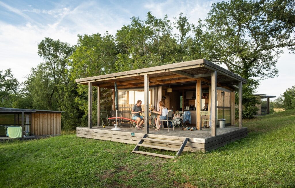 Huttopia Pays de Cordes sur Ciel_Vindrac-Alayrac chalet bois et forêt