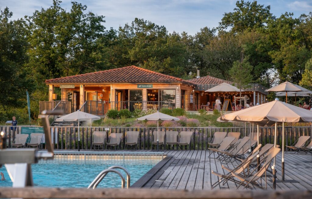 Huttopia Pays de Cordes sur Ciel_Vindrac-Alayrac piscine et accueil