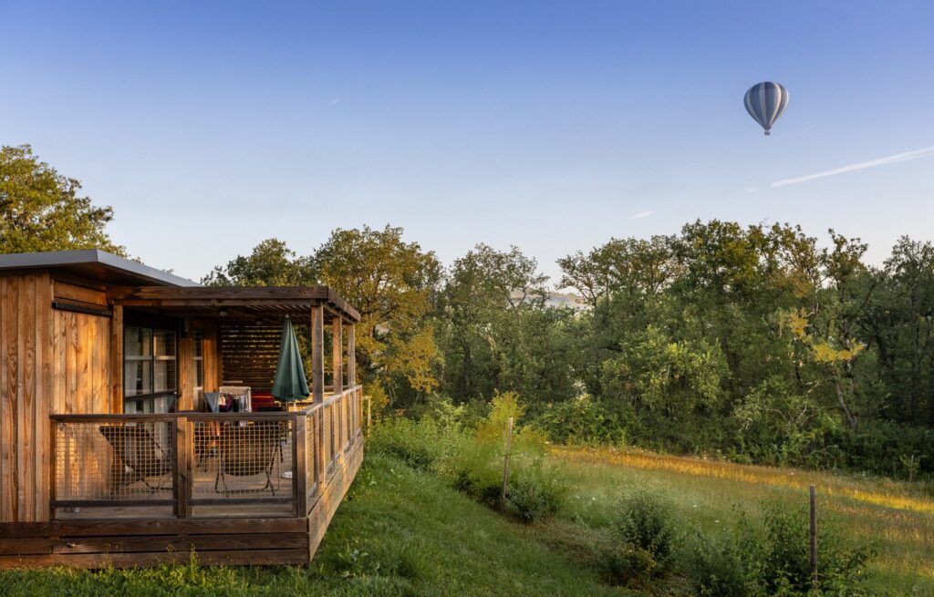 Huttopia Pays de Cordes sur Ciel_Vindrac-Alayrac chalet et montgolfière