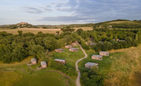 Huttopia Pays de Cordes sur Ciel_Vindrac-Alayracue globale camping avec vue sur cité de Cordes