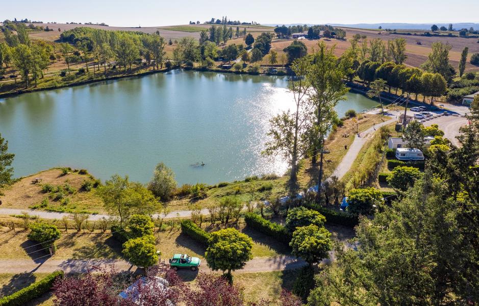 vue aérienne lac et camping