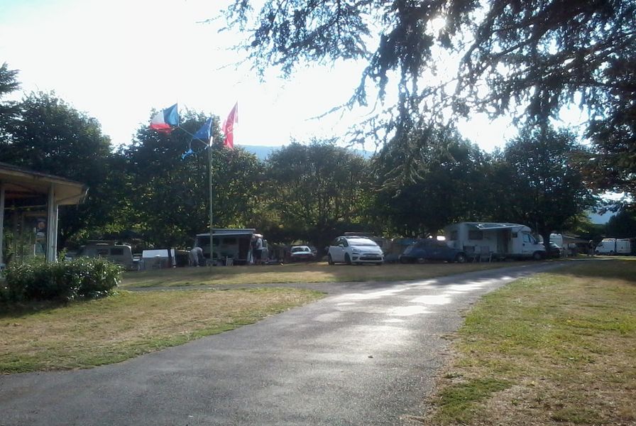 Camping Vallée du thoré drapeaux & parcelles