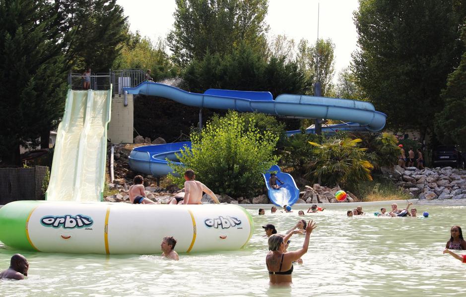 Camping Le Plan d'Eau Saint-Charles_Damiatte toboggan et jeux aquatiques
