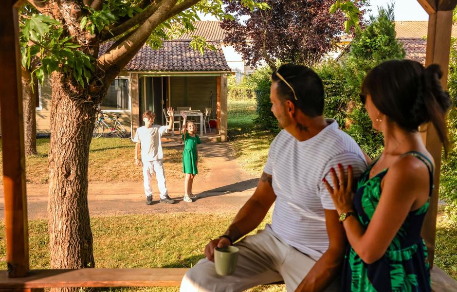 Les Chalets de Gaillac_Gaillac couple terrasse