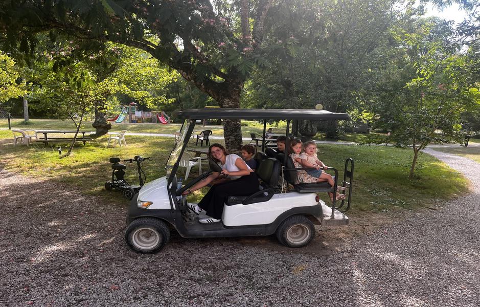 Camping La Prade_Montirat voiturette et enfants