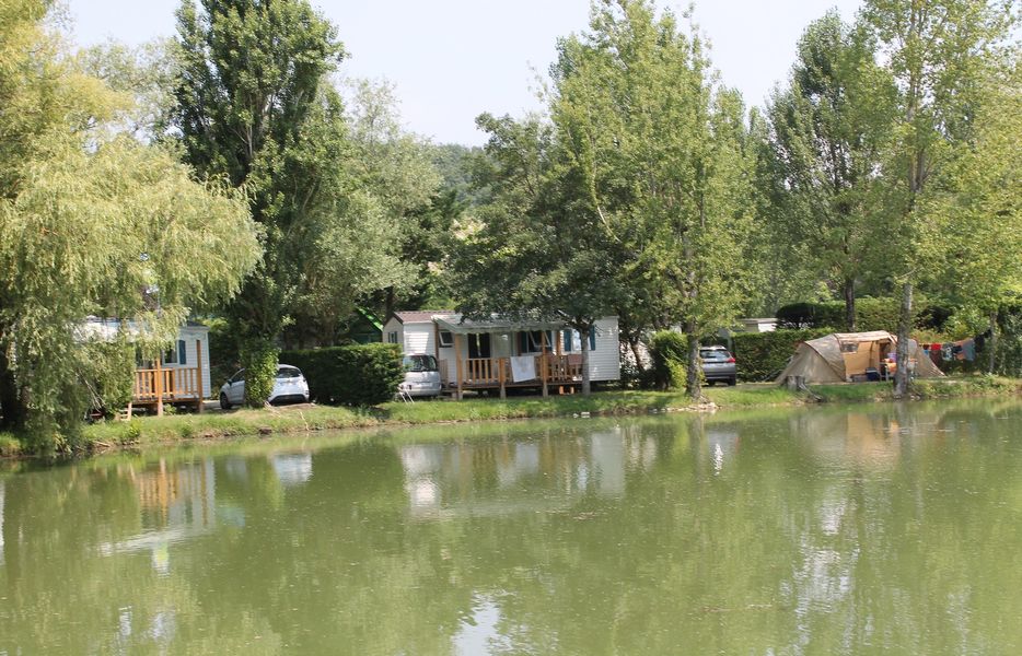emplacement bord étang Camping Plan d'Eau St Charles