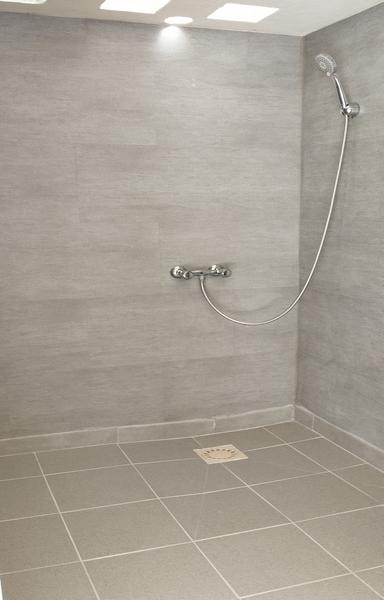 camping l'amitié au bord de l'eau Trébas Tarn-sanitaire-douche-bord de rivière