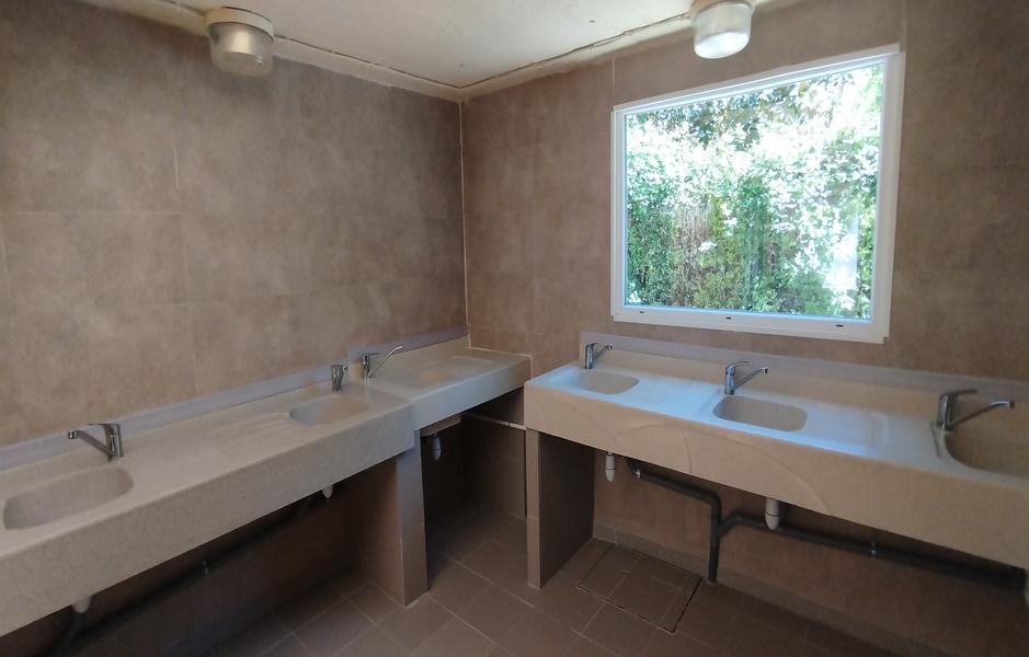 camping l'amitié au bord de l'eau Trébas Tarn-sanitaires récents-éviers-vaisselle-bord de rivière