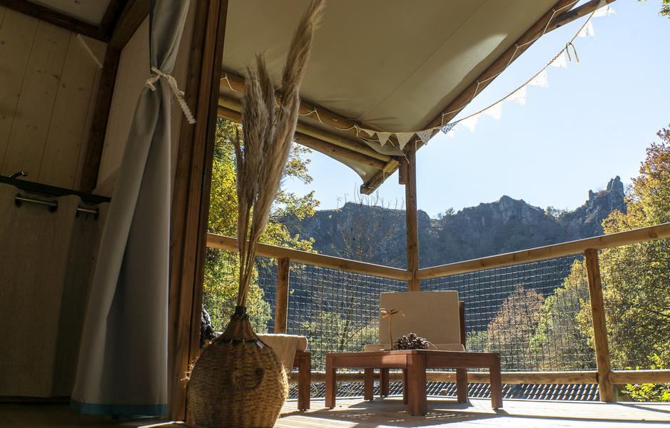 Camping Au Fil du Viaur terrasse du lodge