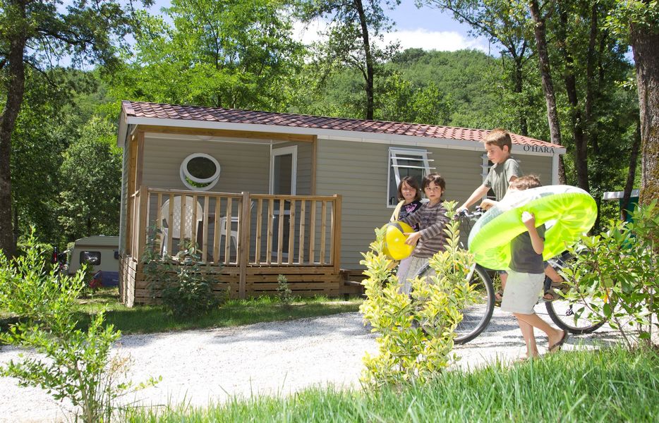 Saint Pierre de Rousieux enfants vers piscine