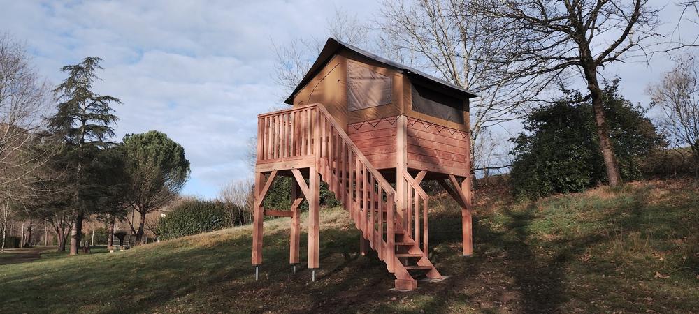 Tente lodge bois sur pilotis