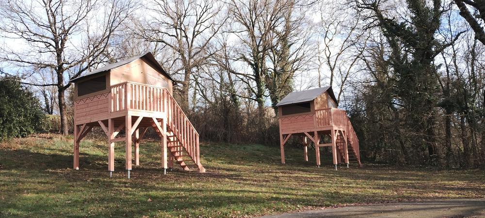 Tentes lodge bois sur pilotis