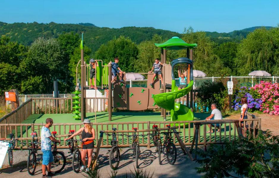 Camping Homair Rieumontagné aire de jeux