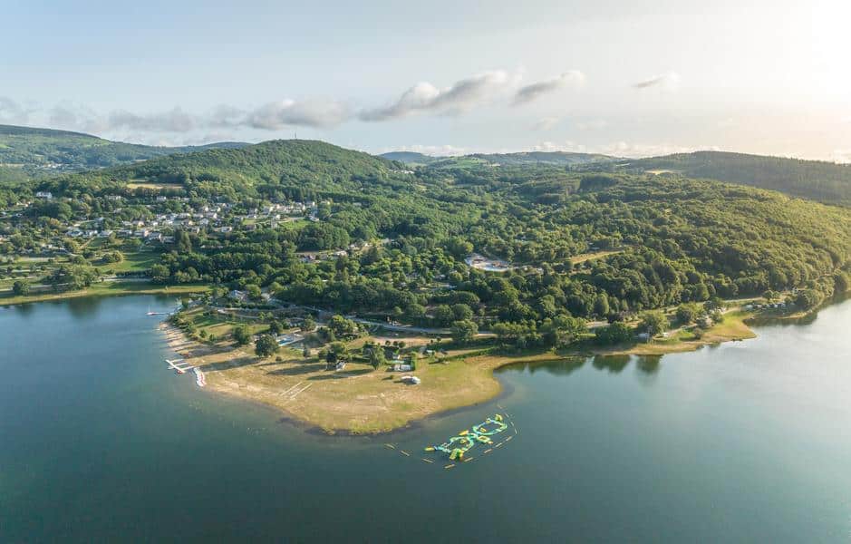 Camping Homair Rieumontagné vue lac et base de loisirs