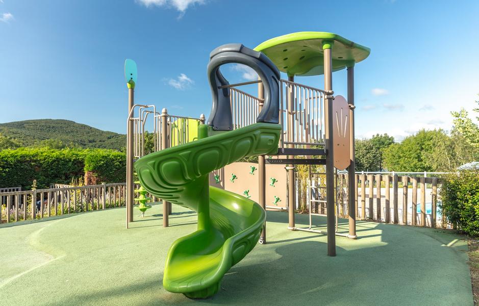 Camping Homair Rieumontagné aire de jeux enfants