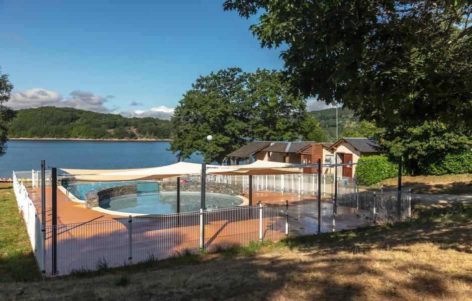 Camping Homair Rieumontagné piscine de la base de loisirs