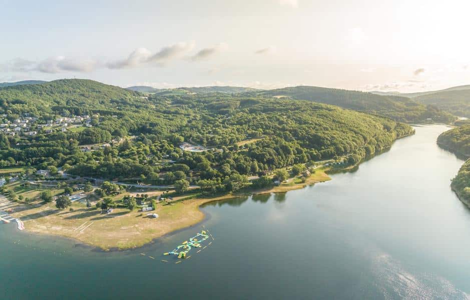 Camping Homair Rieumontagné vue base de loisirs