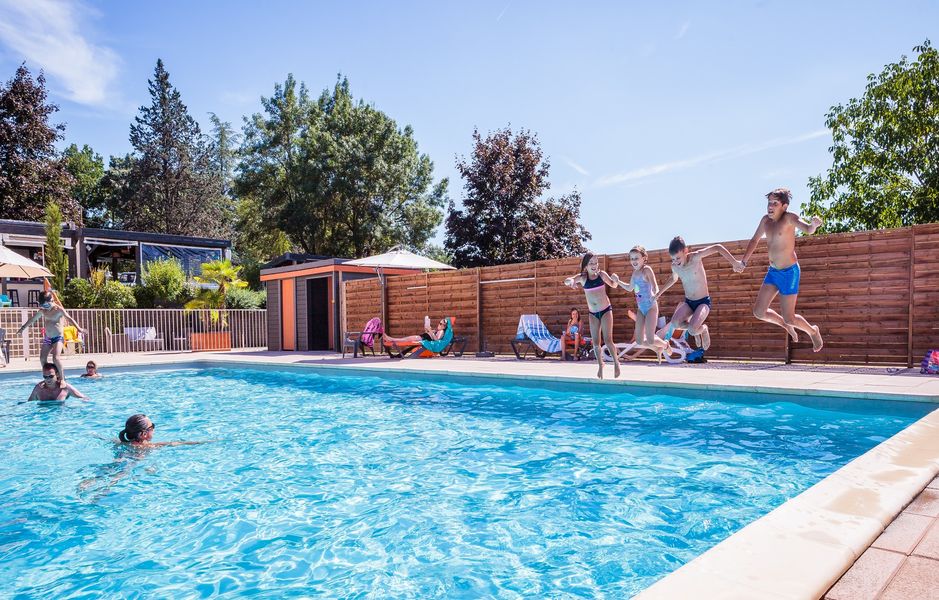 Camping Soleil des Bastides piscine avec enfants