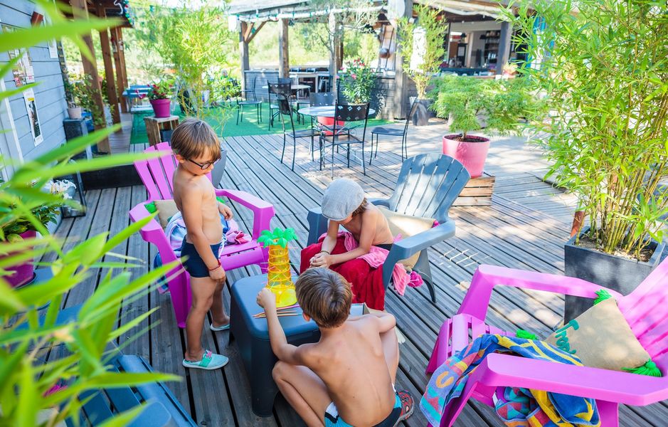 Camping Soleil des Bastides terrasse jeux enfants