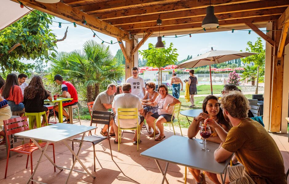 Camping Les Pommiers terrasse couverte