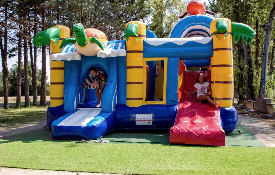 Camping Plan d'Eau St Charles jeux gonflables