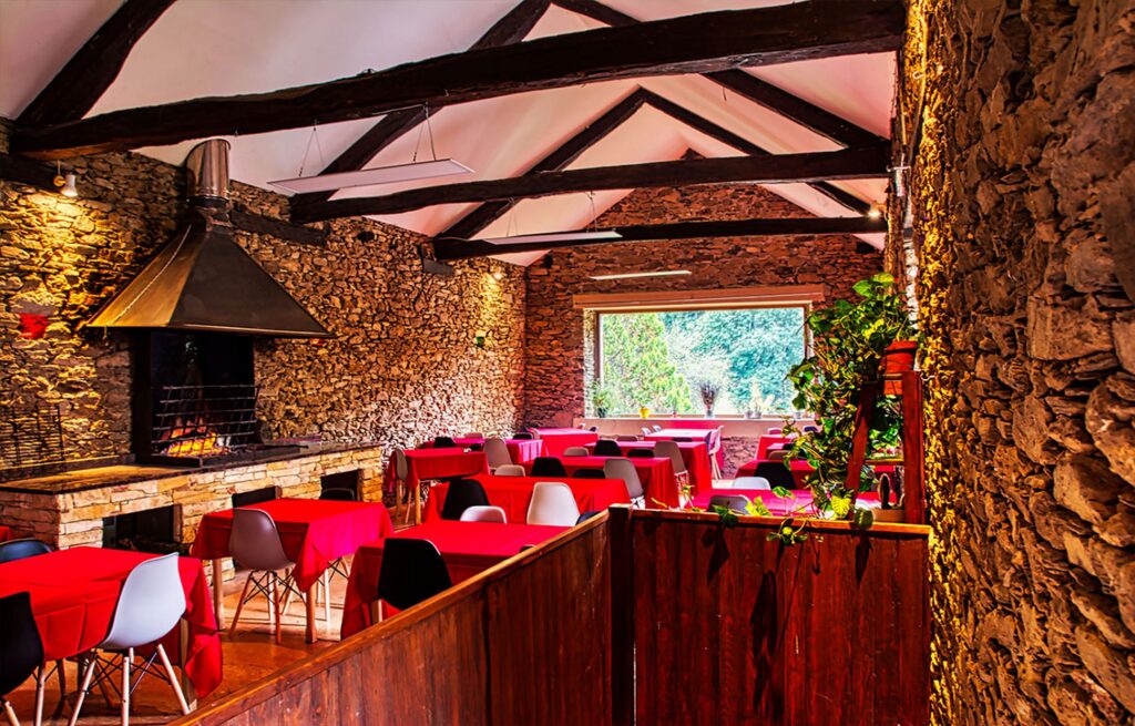 Camping La Bastide d'Albignac grande salle restaurant