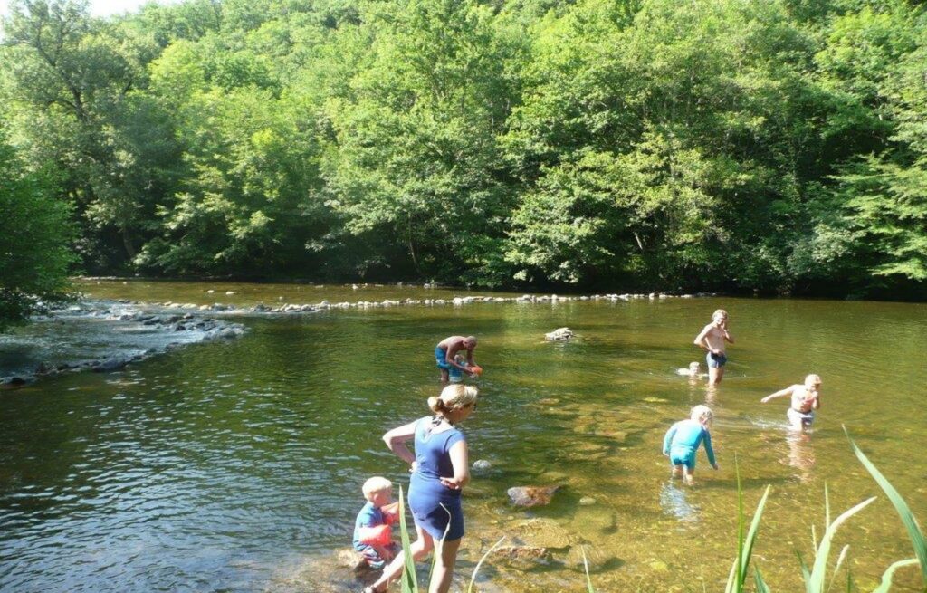 Camping Domaine Les Clots jeux dans la rivière