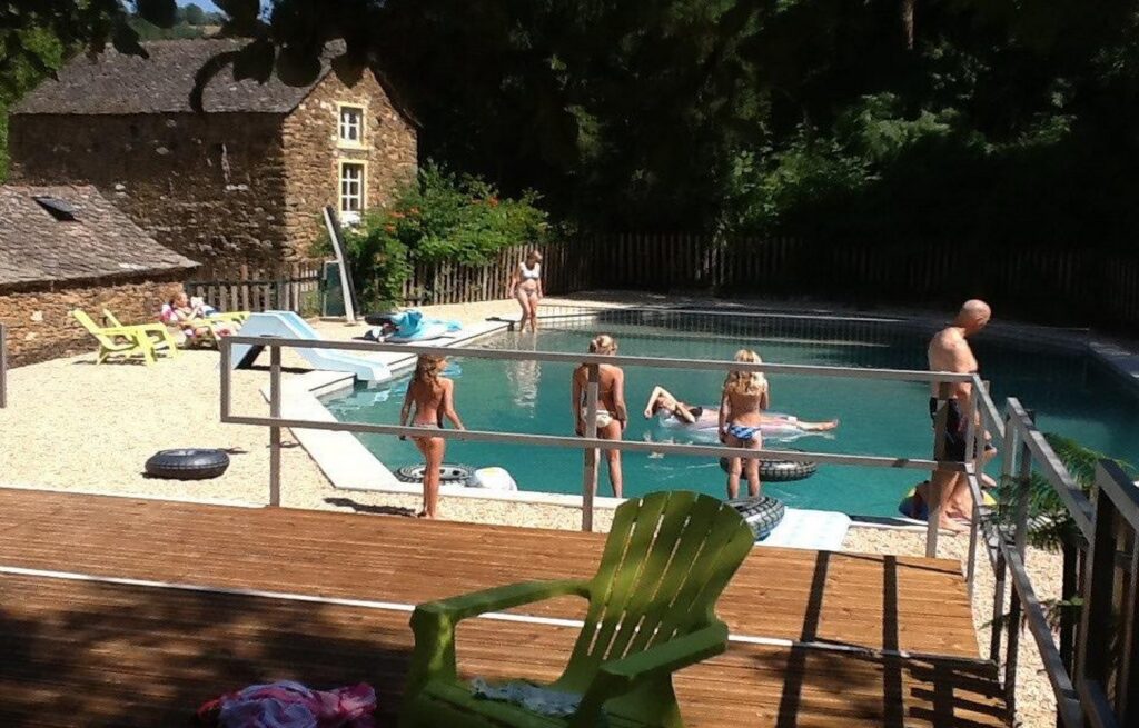 Camping Domaine Les Clots piscine et terrasse