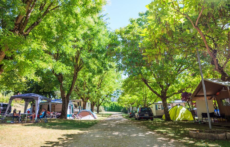 Camping Soleil des Bastides emplacements ombragés