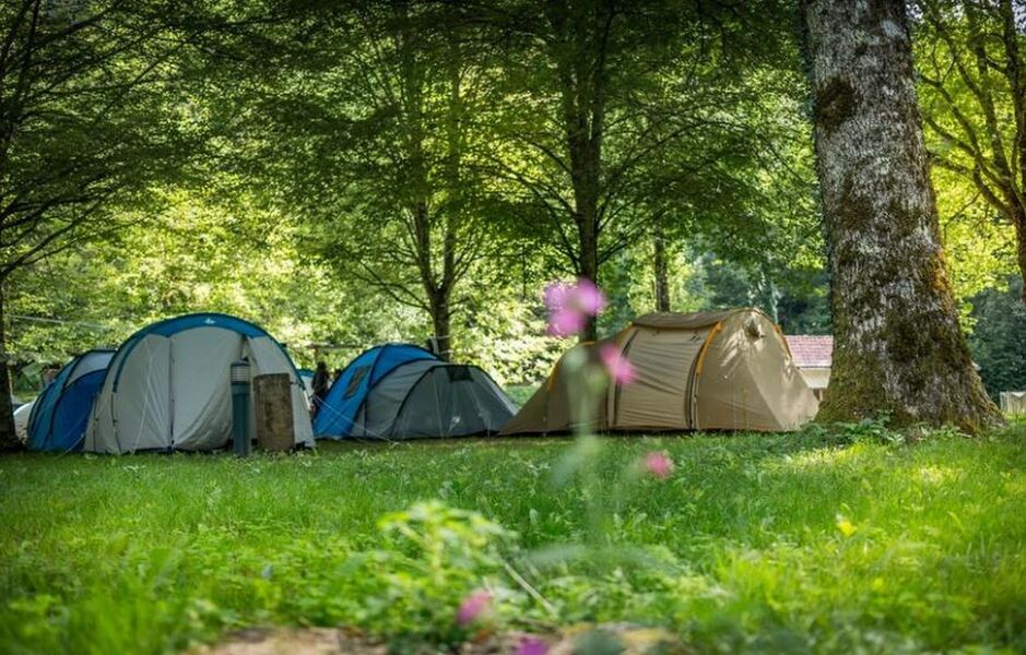 Camping les Tarrasses du Viaur emplacements ombragés