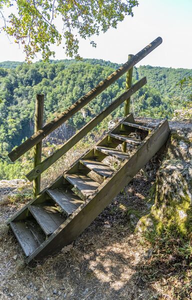 Camping les Tarrasses du Viaur petit escaliers
