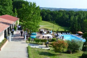 Serviès Rousieux extérieurs vue piscine