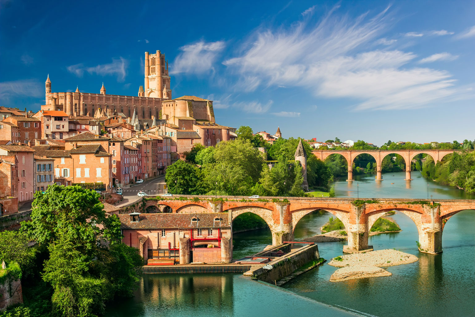 Main view of Albi Cathedral and old bridges, a must-see during your camping holiday in the Tarn.