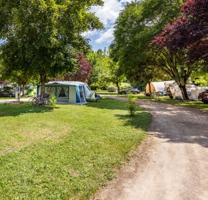 Vue emplacement pour tente du Camping Le Soleil Des Bastides dans le Tarn